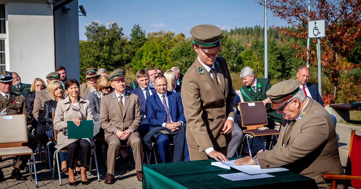 Zastępca Dyrektora Regionalnej Dyrekcji Lasów Państwowych w Białymstoku pan Zenon Angielczyk dokonał wbicia gwoździa honorowego oraz wpisu do księgi pamiątkowej.