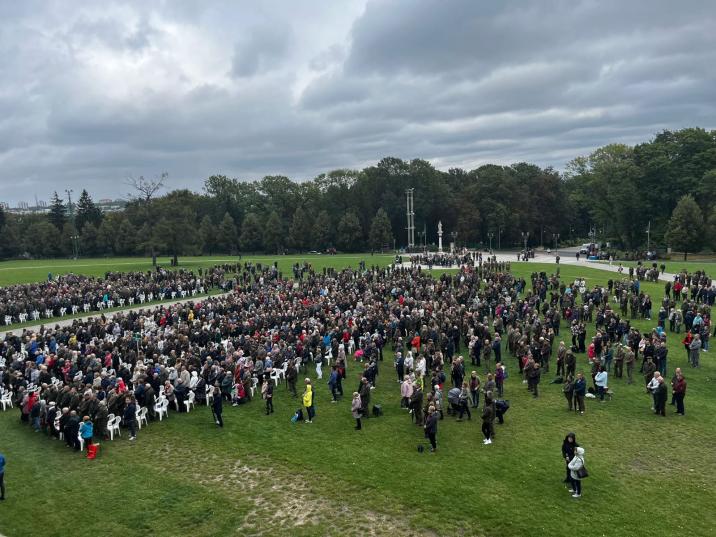 Na&#x20;zdjęciu&#x20;leśnicy&#x20;na&#x20;mszy&#x20;przed&#x20;klasztorem&#x20;na&#x20;Jasnej&#x20;Górze