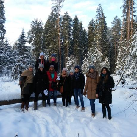 Nauczyciele w zimowym lesie