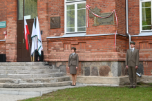 W Białowieży uroczyście odsłonięto tablicę poświęconą leśnikom